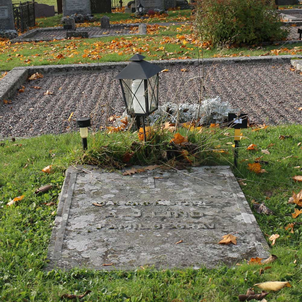 August Linds familjegrav i gruppen Vrmland / Sffle / By kyrkogrd hos Kyrkogrdsvandring (010226R)