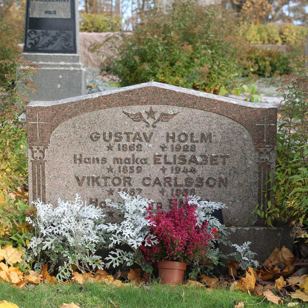 Gustav Holms familjegrav i gruppen Vrmland / Sffle / By kyrkogrd hos Kyrkogrdsvandring (010283R)
