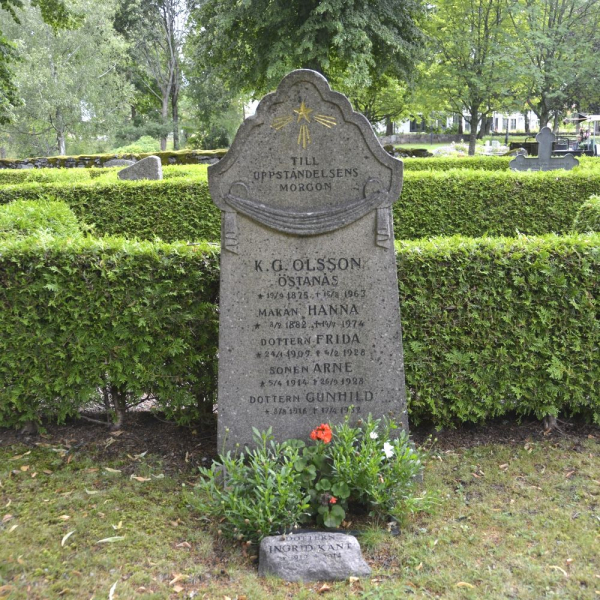 K G Olssons familjegrav i gruppen Värmland / Hammarö / Södra Kyrkogården hos Kyrkogårdsvandring (010312AC-13AB-R)