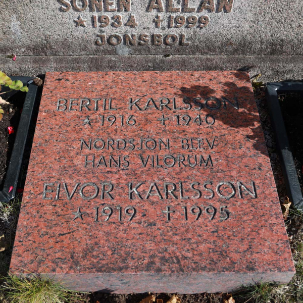 Bertil och Eivor Karlsson i gruppen Värmland / Hammarö / Norra Kyrkogården hos Kyrkogårdsvandring (0201009ABC-R)