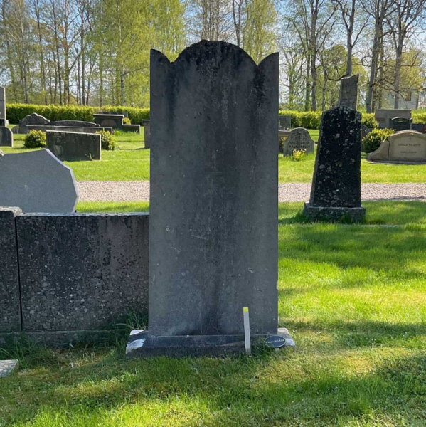 Petter Uppvalls familjegrav i gruppen Vrmland / Sffle / Tveta kyrkogrd hos Kyrkogrdsvandring (0202140-141R)