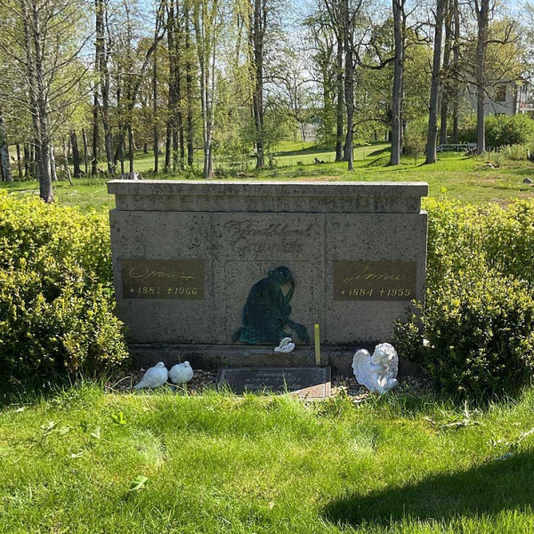 Karl Oskar Lindbloms familjegrav  i gruppen Vrmland / Sffle / Tveta kyrkogrd hos Kyrkogrdsvandring (0204324R)