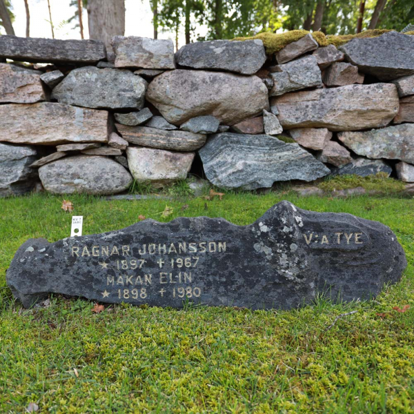Ragnar och Elin Johansson i gruppen Värmland / Hammarö / Norra Kyrkogården hos Kyrkogårdsvandring (0207003ABC-R)