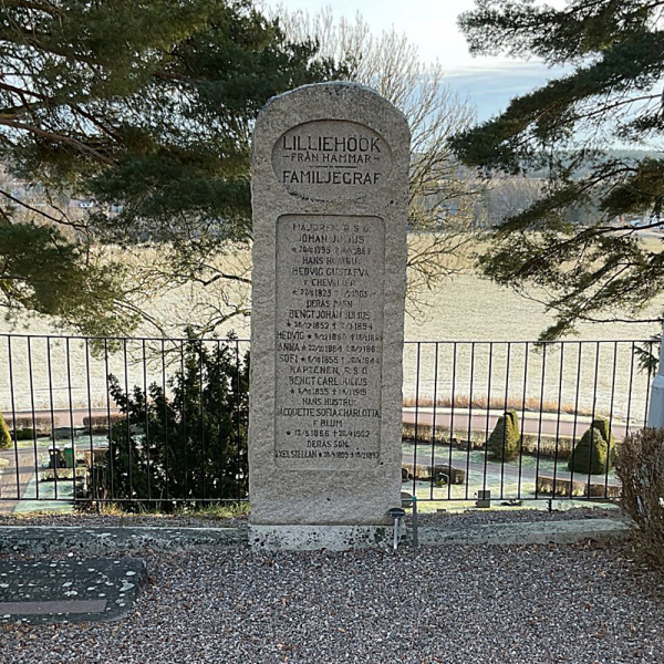 Johan Julius Lilliehks familjegrav i gruppen Vrmland / Sffle / Bro kyrkogrd hos Kyrkogrdsvandring (030511R)