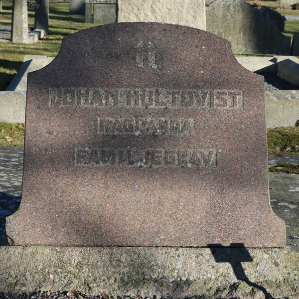 Johan Hultqvists familjegrav i gruppen Värmland / Säffle / Botilsäter kyrkogård hos Kyrkogårdsvandring (040233-35R)