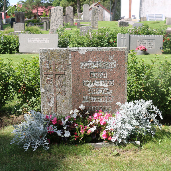 Greta och Enar Andersson i gruppen Vrmland / Sffle / Botilster kyrkogrd hos Kyrkogrdsvandring (040562-63R)