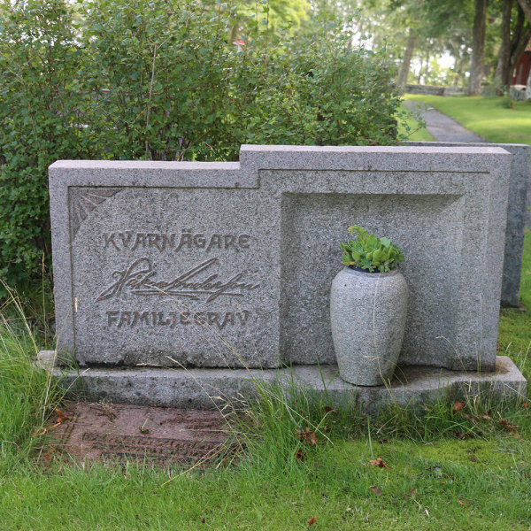 Håkan Anderssons familjegrav i gruppen Värmland / Säffle / Ölserud kyrkogård hos Kyrkogårdsvandring (0504142-143R)