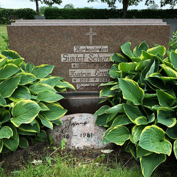 Gustaf Schymans familjegrav i gruppen Vrmland / Sffle / lserud kyrkogrd hos Kyrkogrdsvandring (050529-30R)