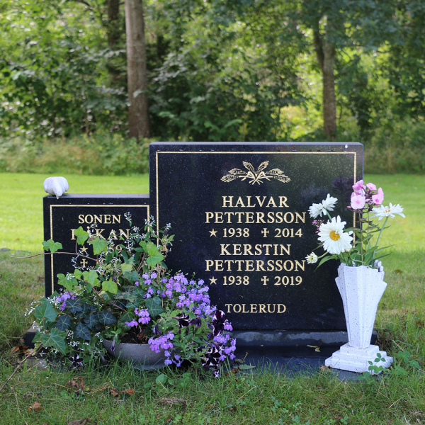 Halvar och Kerstin Pettersson  i gruppen Värmland / Säffle / Ölserud kyrkogård hos Kyrkogårdsvandring (050543R)