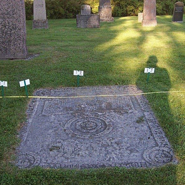 Släkten Ugglas familjegrav i gruppen Värmland / Säffle / Millesvik kyrkogård hos Kyrkogårdsvandring (060380R)