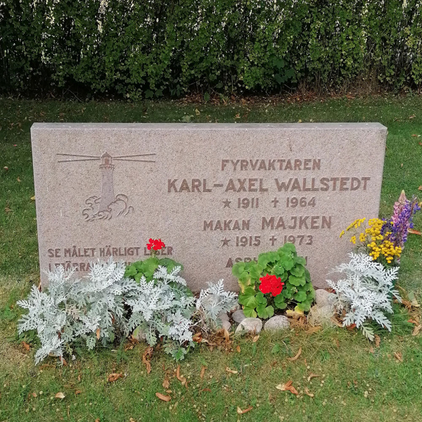 Karl-Axel och Majken Wallstedt i gruppen Vrmland / Sffle / Eskilster kyrkogrd hos Kyrkogrdsvandring (0702197-198R)