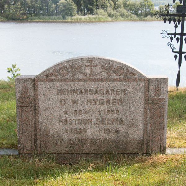 Selma Nygren och David Nygren i gruppen Vrmland / Sffle / Kila kyrkogrd hos Kyrkogrdsvandring (100285-86R)