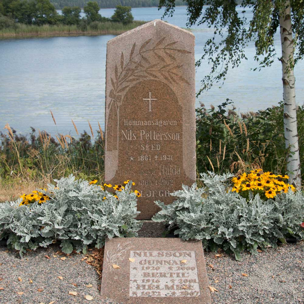 Nils Pettersson och Hulda Pettersson i gruppen Vrmland / Sffle / Kila kyrkogrd hos Kyrkogrdsvandring (100298R)