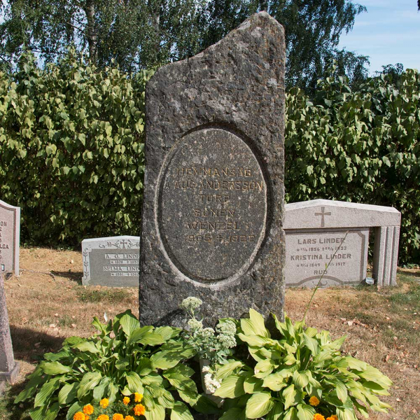 August Andersson och Amanda Andersson i gruppen Vrmland / Sffle / Kila kyrkogrd hos Kyrkogrdsvandring (1003138A-138CR)