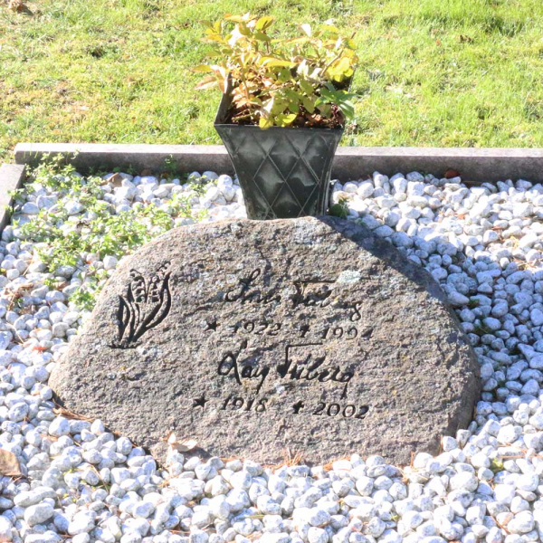 Larz och Inez Friberg i gruppen Vrmland / Sffle / Svanskog kyrkogrd hos Kyrkogrdsvandring (110451R)