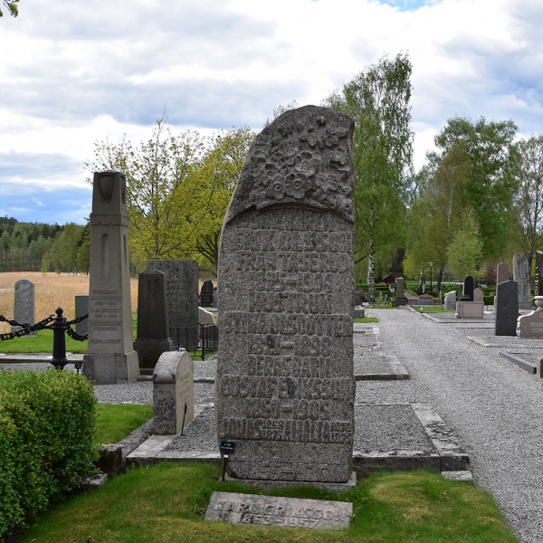 Erik Olssons familjegrav i gruppen Vrmland / Arvika / Arvika kyrkogrd hos Kyrkogrdsvandring (210A0051-R)