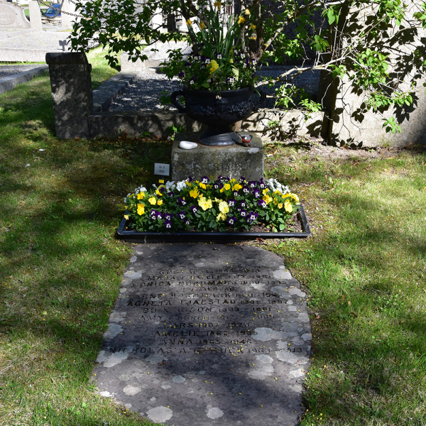 Gustaf Fjaestads familjegrav i gruppen Vrmland / Arvika / Arvika kyrkogrd hos Kyrkogrdsvandring (210B0026-R)