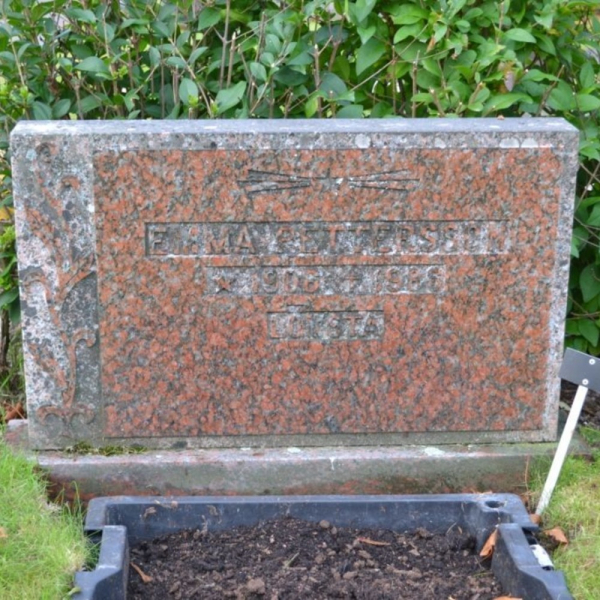 Emma Pettersson i gruppen Dalsland / Åmål / Mo kyrkogård hos Kyrkogårdsvandring (amal04910250)