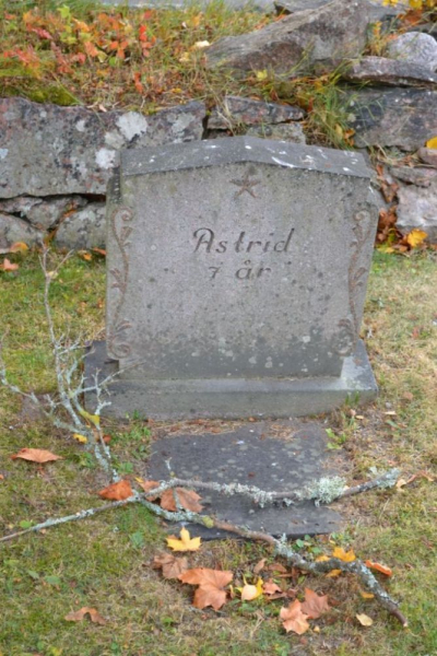 Astrid 7 År i gruppen Dalsland / Åmål / Mo kyrkogård hos Kyrkogårdsvandring (amal04930179)