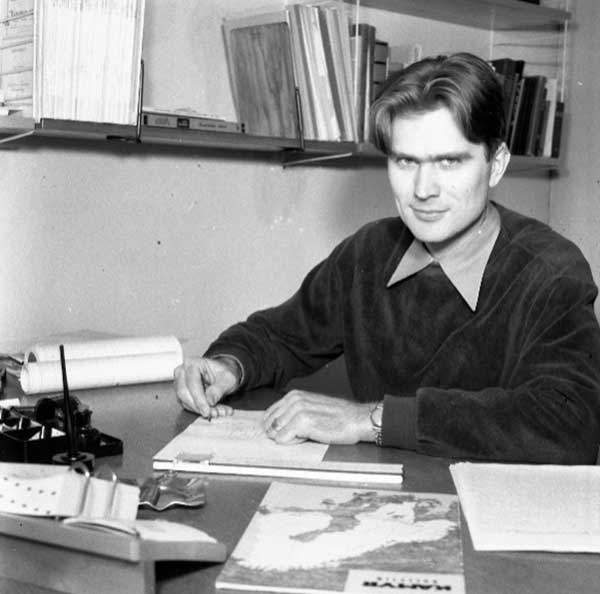 En ung Sven Rydholm p� sitt kontor.