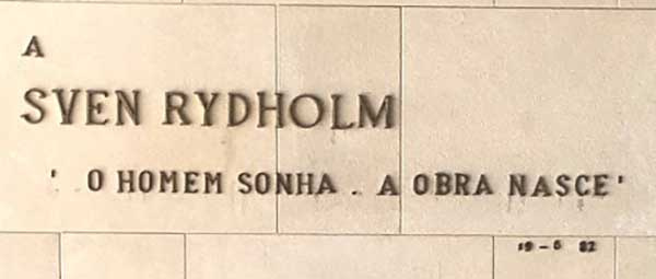 Minnesplakett i entr�n till Celbis kontor i Portugal.  Texten, som �r ett citat efter den portugisiske poeten Fernando Pessoa, kan �vers�ttas till ”M�nniskan dr�mmer. Verket f�ds”