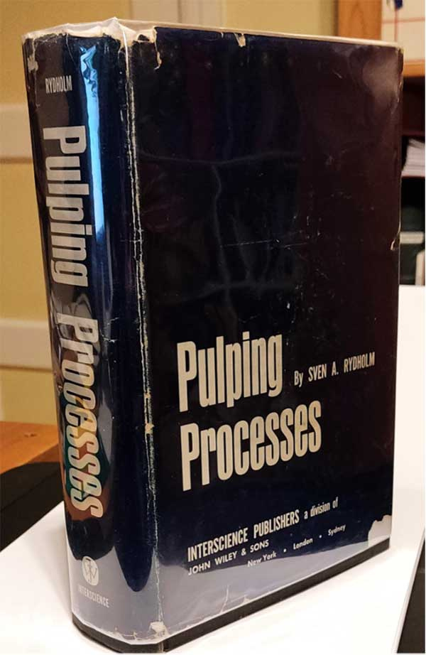 Boken Pulping processes utgiven 1966, 1296 sidor, 3356 litteraturreferenser.