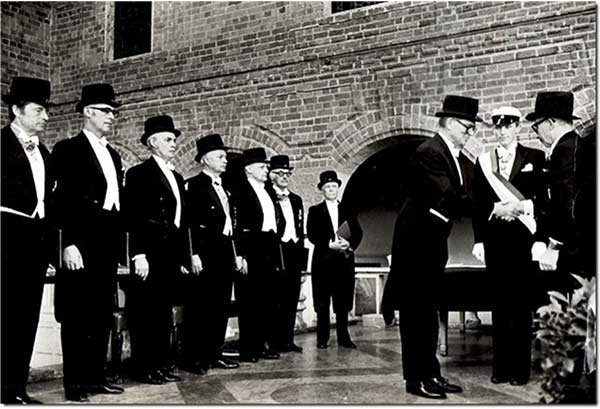 Sven Rydholm promoveras till hedersdoktor vi KTH 1974.